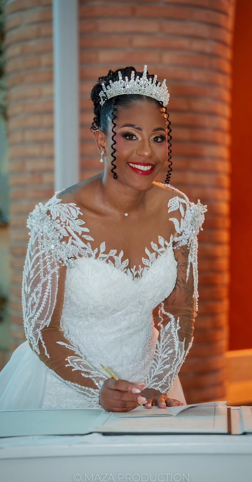 Mariée Manzel Tropik en robe brodée
