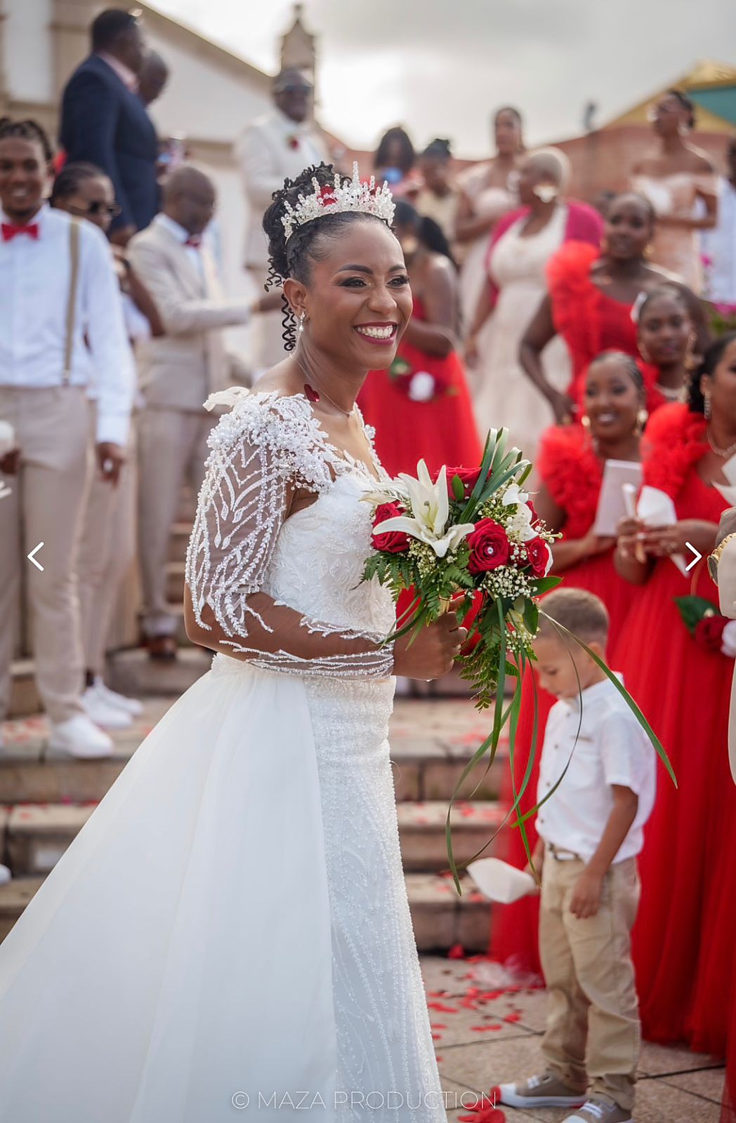 Mariée Manzel Tropik avec bouquet